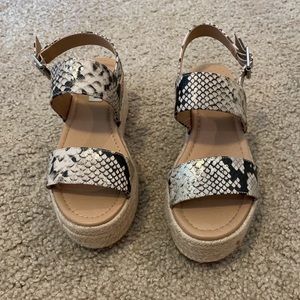 Like New - Steve Madden Platform Sandals